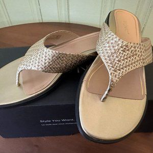 NIB Vionic Agave Gold Sandals